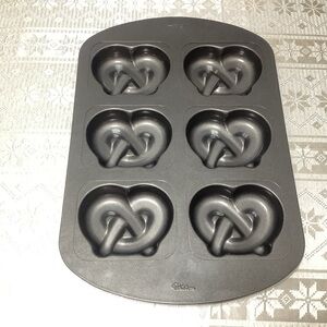 Wilton Gray Pretzel Mold Baking Pan